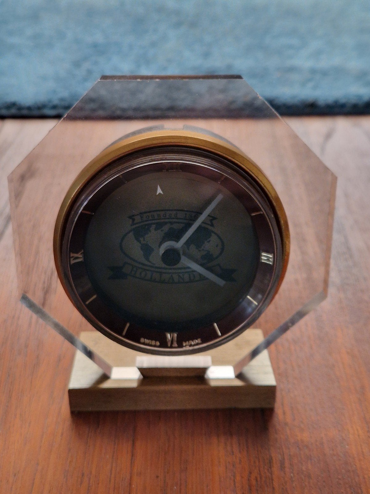 Vintage Modernistische Swiss Tafelklokje 8 hoekig plexiglas, Ophalen of Verzenden, Gebruikt, Tafelklok