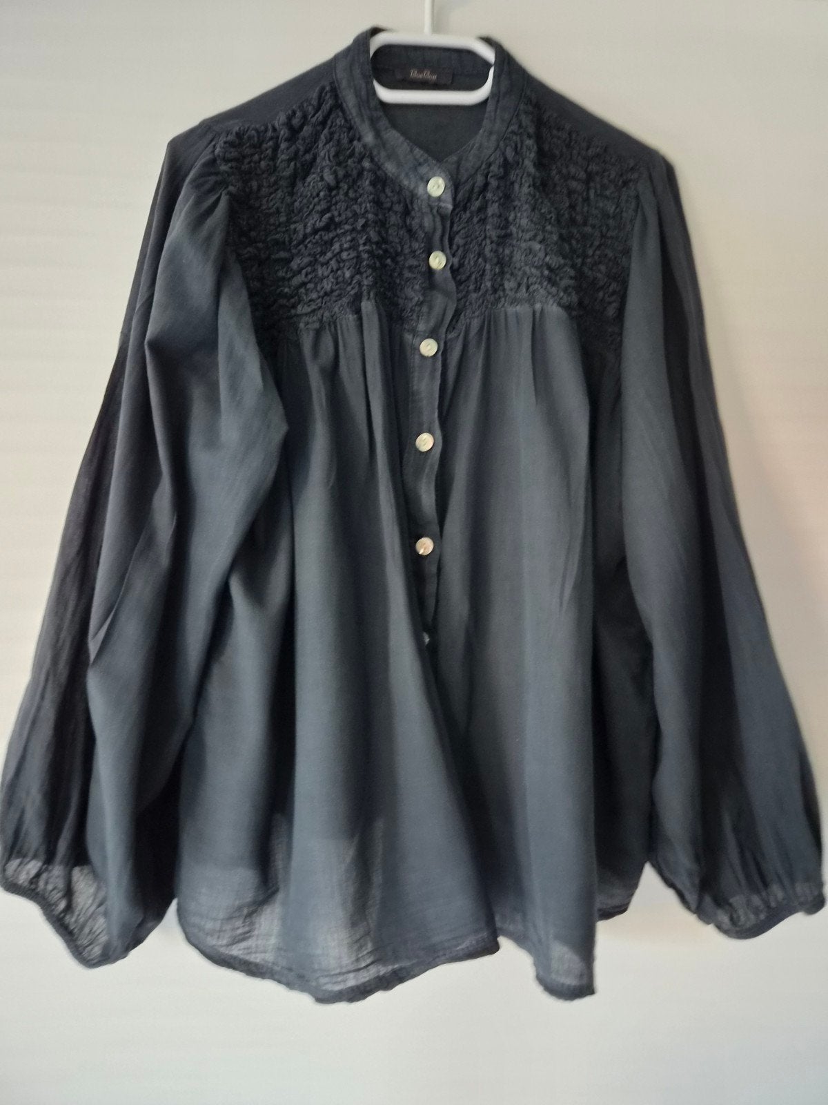 Zwarte BoeBou blouse met textuur en knoopjes, Kleding | Dames, Blouses en Tunieken, Maat 38/40 (M), Zwart, Ophalen of Verzenden