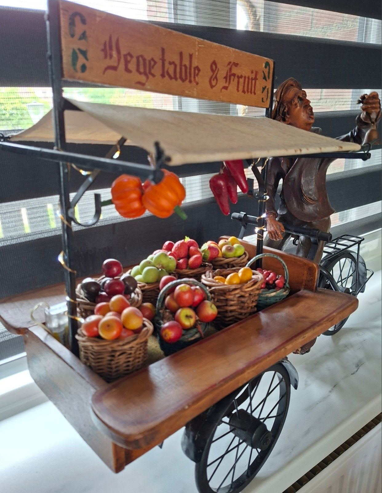 Decoratieve groenteman op fiets met kar, Ophalen