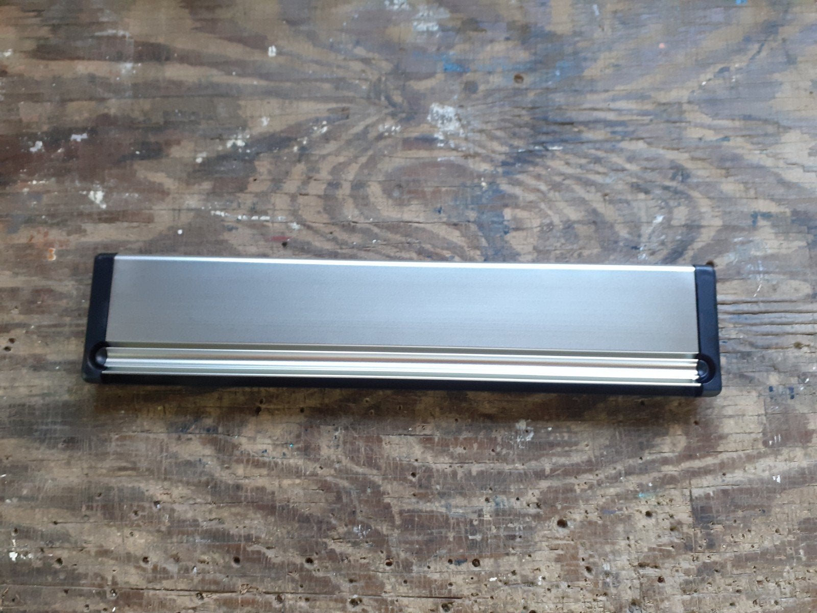 Brievenbus klep met zwarte rand. Met veer Nr 4, Ophalen of Verzenden, Zo goed als nieuw, Aluminium, Brievenbusklep
