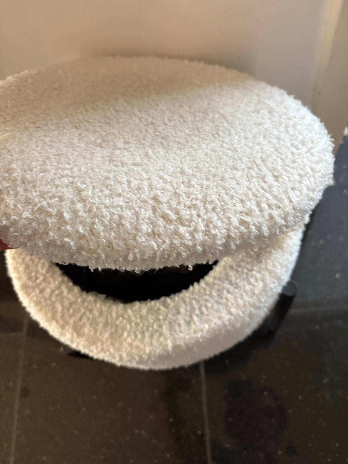 Witte poef met teddy stof en metalen poten, Huis en Inrichting, Ophalen, Minder dan 50 cm, Gebruikt, Rond