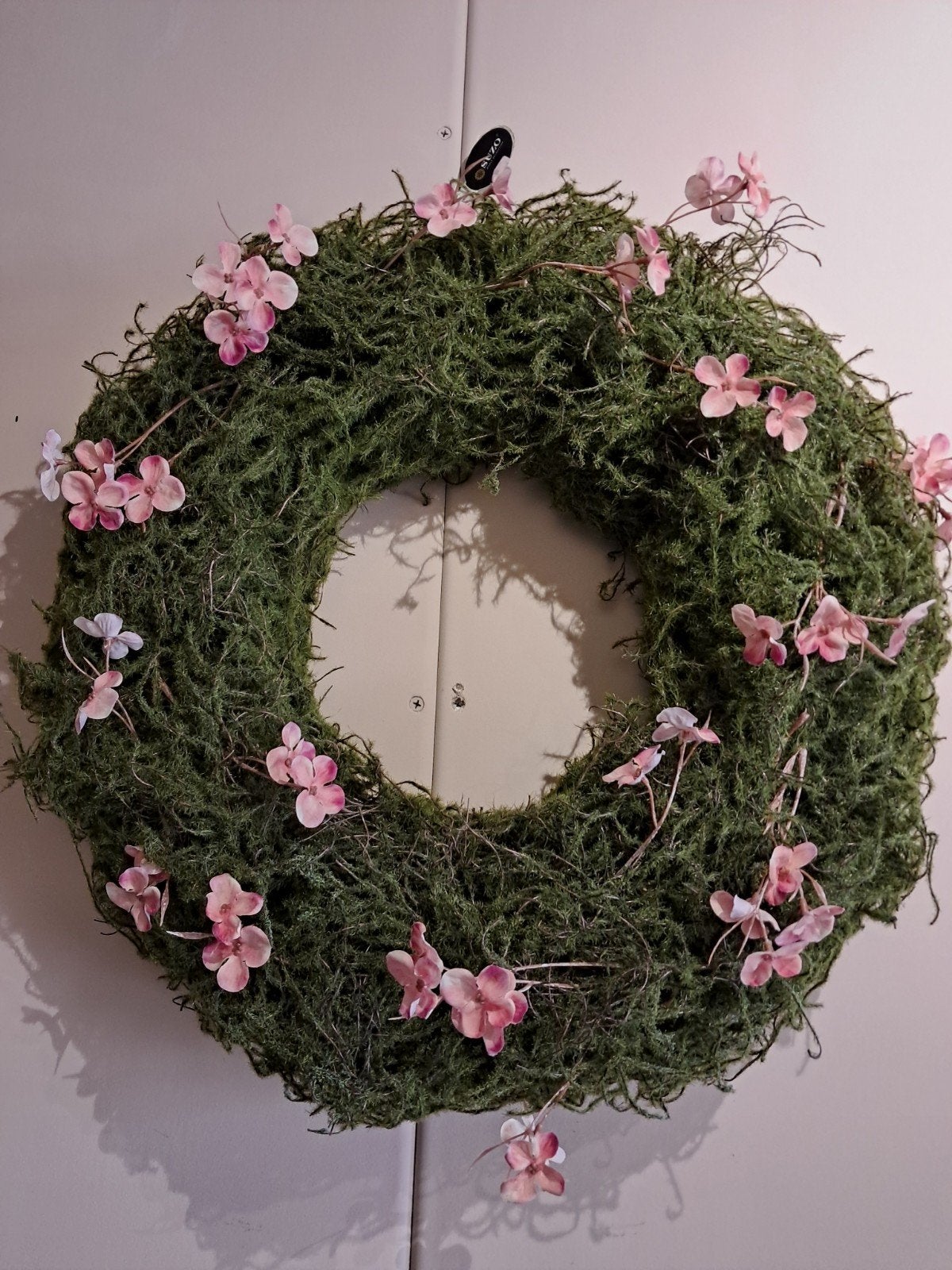 Moskransen met roze bloemetjes €25,-  
NOG 1 BESCHIKBAAR, Huis en Inrichting, Woonaccessoires | Kransen, Ophalen of Verzenden