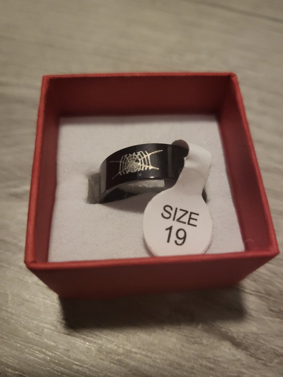 Nieuwe zwarte ring met spinnenweb design - Maat 19, Sieraden, Tassen en Uiterlijk, Ringen, IJzer of Staal, 19 tot 20, Zwart, Nieuw