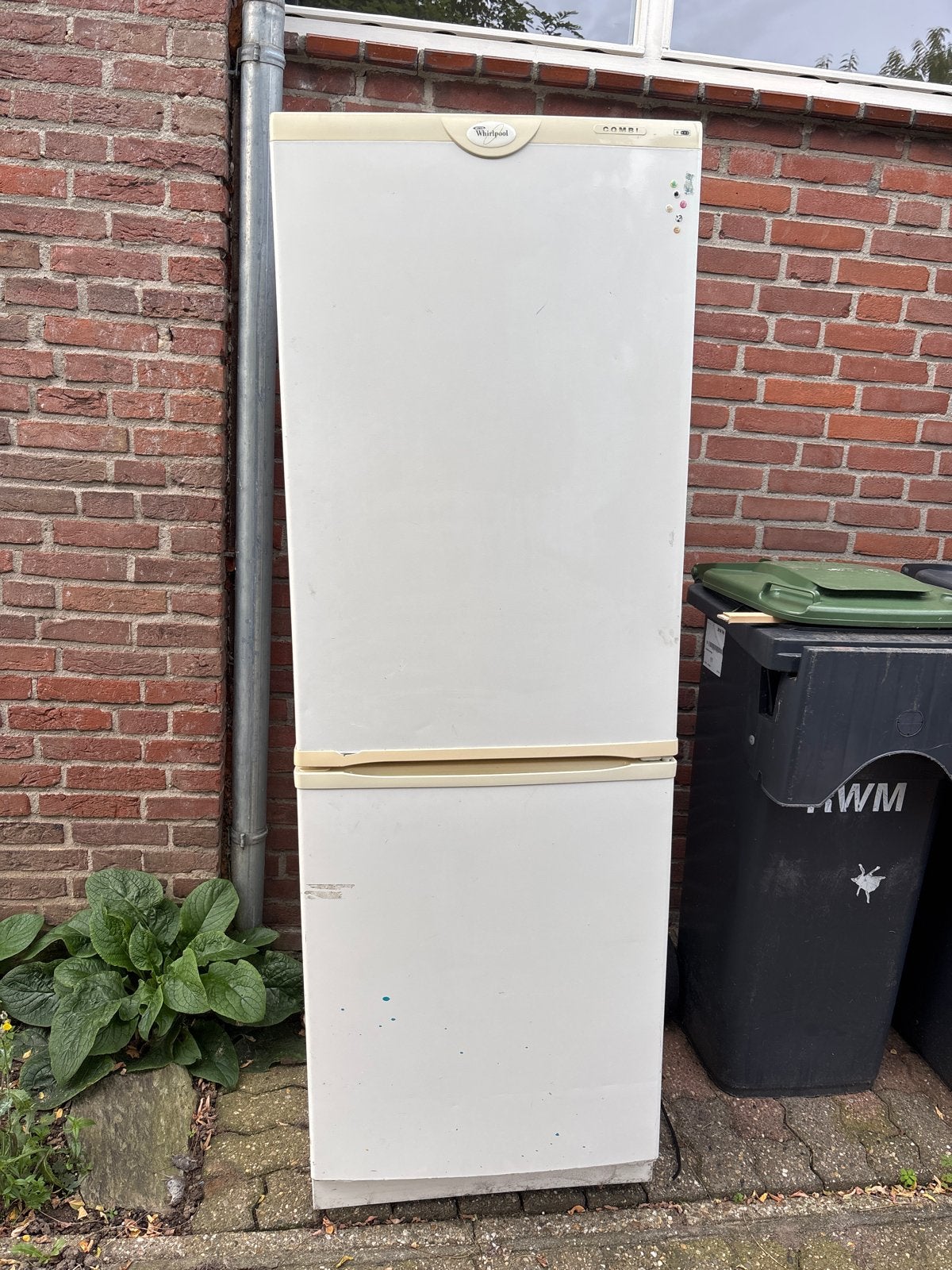 Kapotte Whirlpool Koelkast met vriesvak - Gratis afhalen, Ophalen, 150 tot 200 liter, Gebruikt, 160 cm of meer