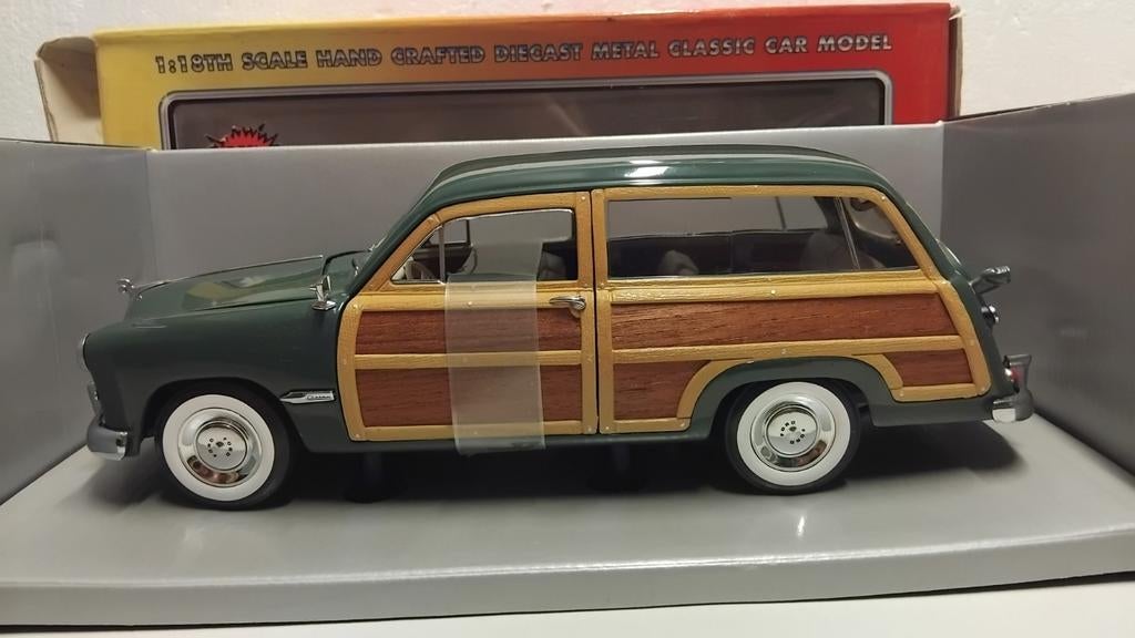 Ford Woody Wagon mosgroen 1949 Motor City 1:18 KRD, Ophalen of Verzenden, Zo goed als nieuw, Auto, Overige merken