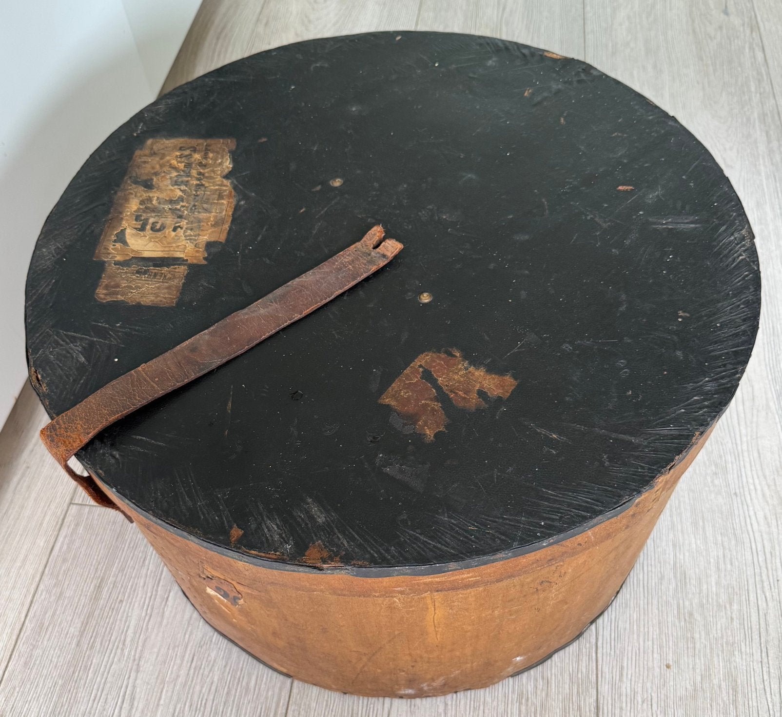 Super grote antieke hoedendoos van hout met oude labels, Ophalen