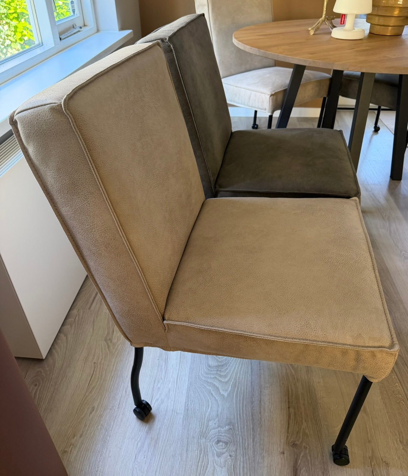 4x Het Anker Larry eetkamerstoel–microleder–beige&grijs–wiel, Huis en Inrichting, Stoelen, Ophalen, Zo goed als nieuw, Grijs, Vier