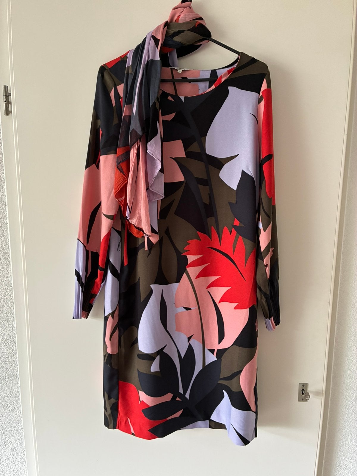 Sandwich jurk maat 38 + riem en sjaal, Verzenden, Zo goed als nieuw, Maat 38/40 (M), Knielengte