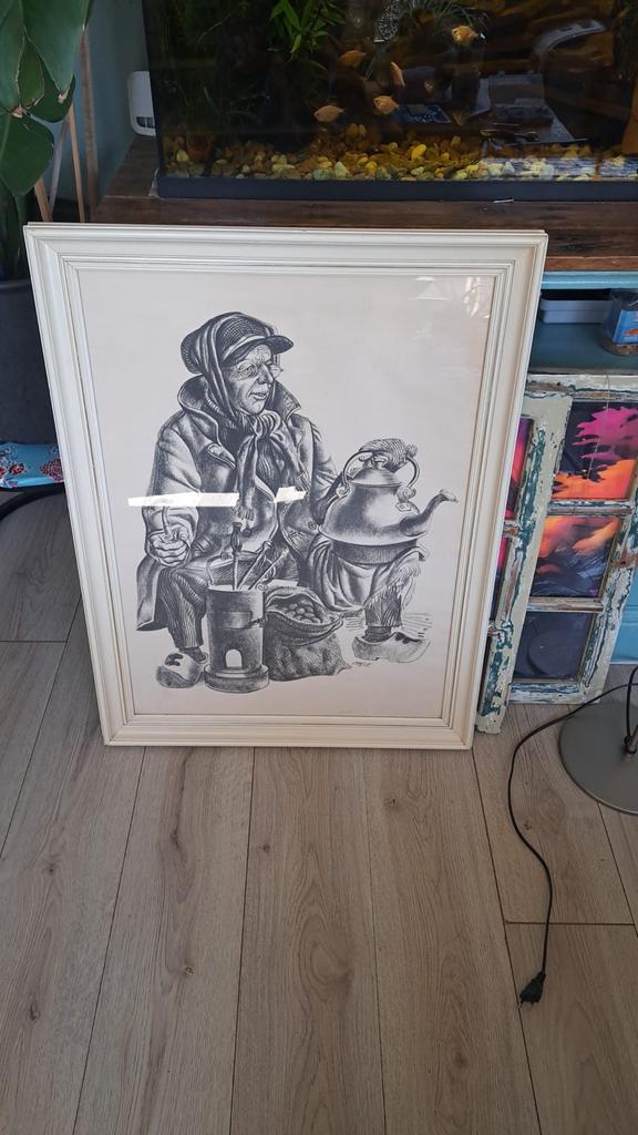 Vintage ingelijste tekening van koffiemalende vrouw, Ophalen of Verzenden