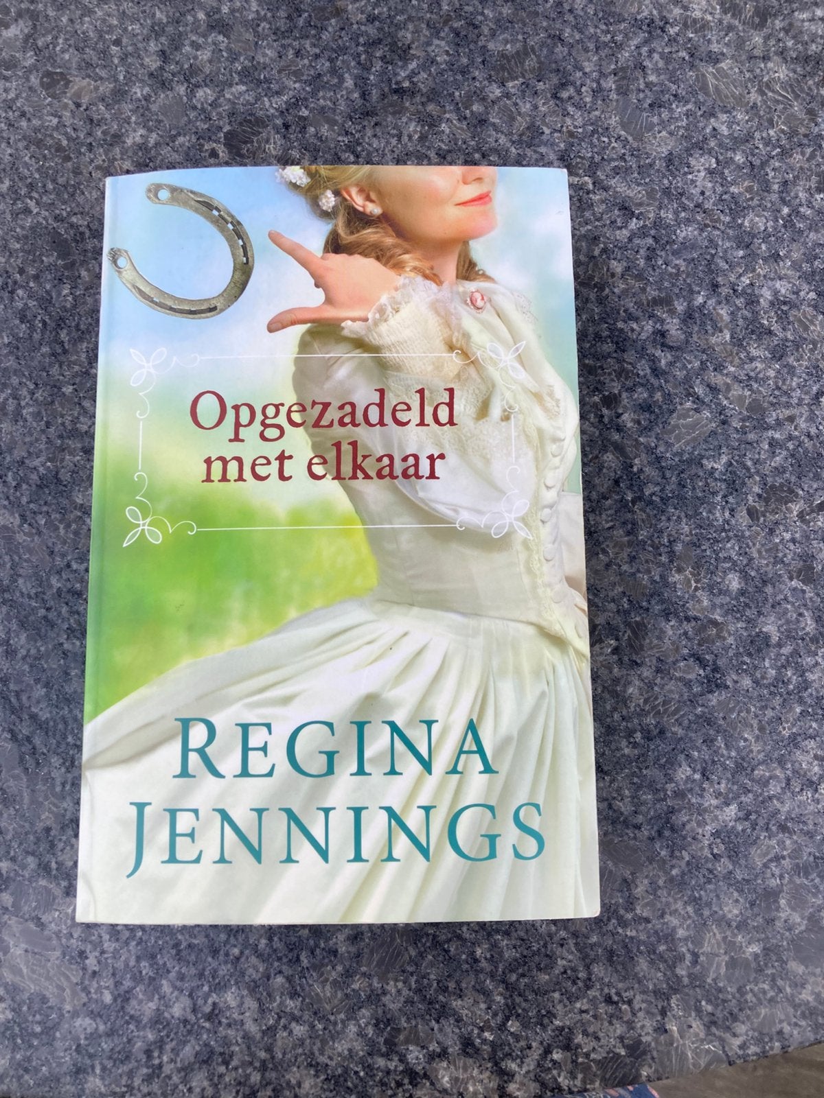 Opgezadeld met elkaar.  Regina Jennings, Ophalen of Verzenden, Gelezen