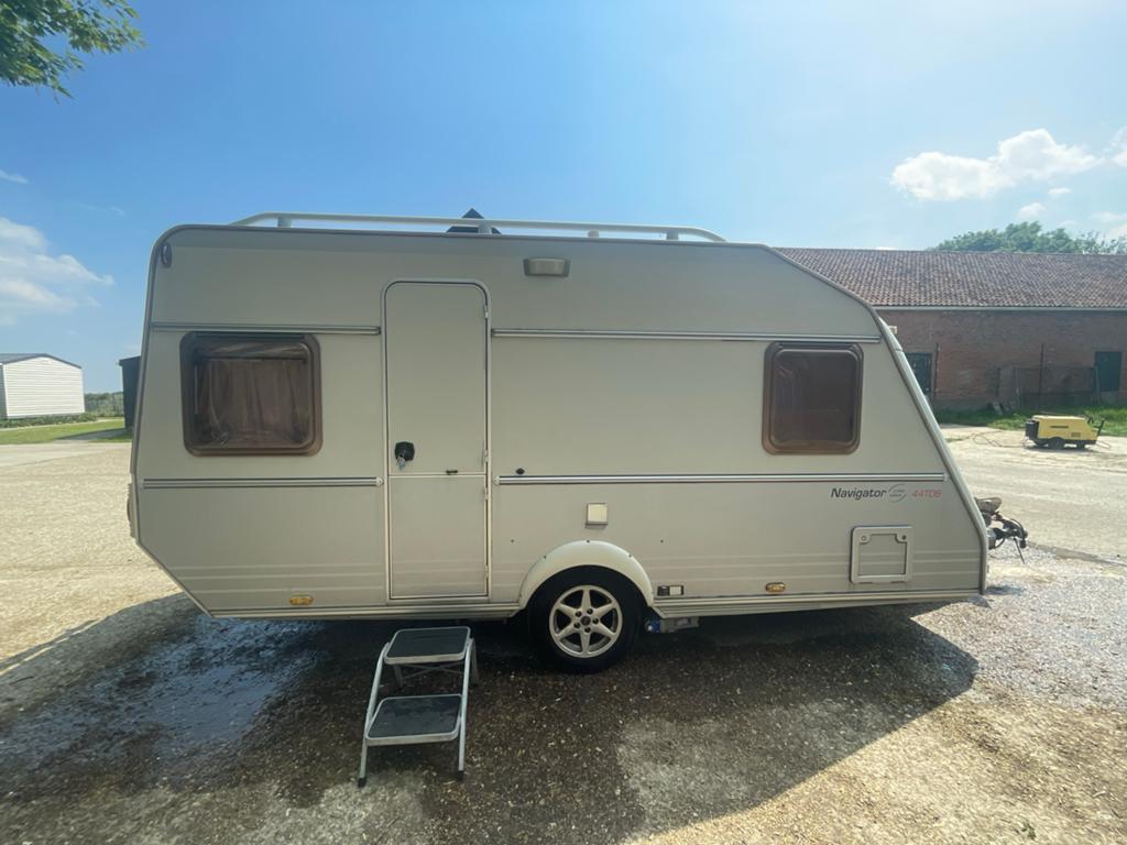 Kip Navigator 44DB met voortent, vloerverwarming en boiler, Caravans en Kamperen, Vast bed, Kip, Treinzit, 4 tot 5 meter