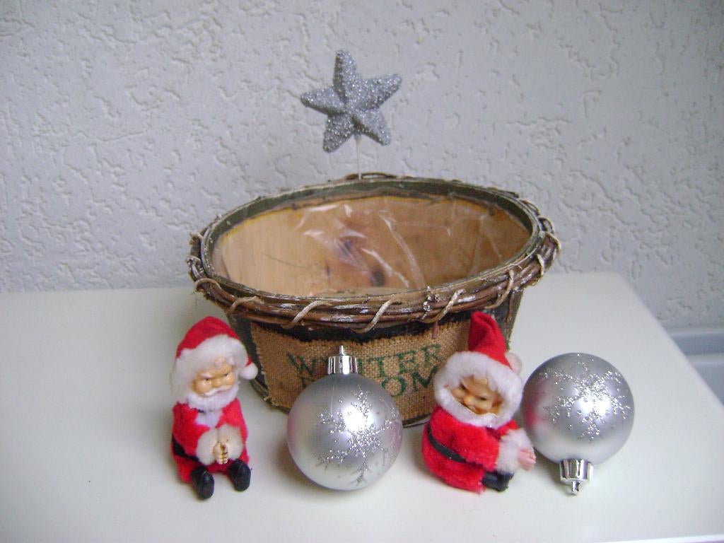 kerst mandje 25rx9cm hoog met assesoires, Diversen, Kerst, Ophalen of Verzenden, Zo goed als nieuw