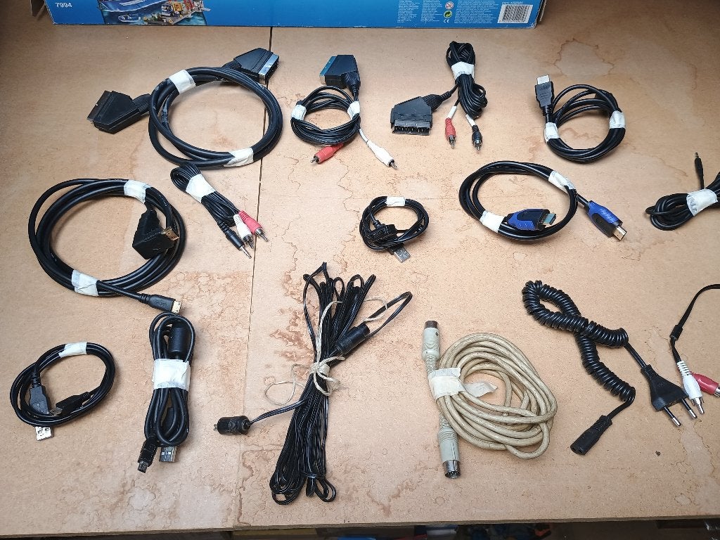 Doos vol Audio en video kabels., Ophalen of Verzenden, Gebruikt, Minder dan 2 meter