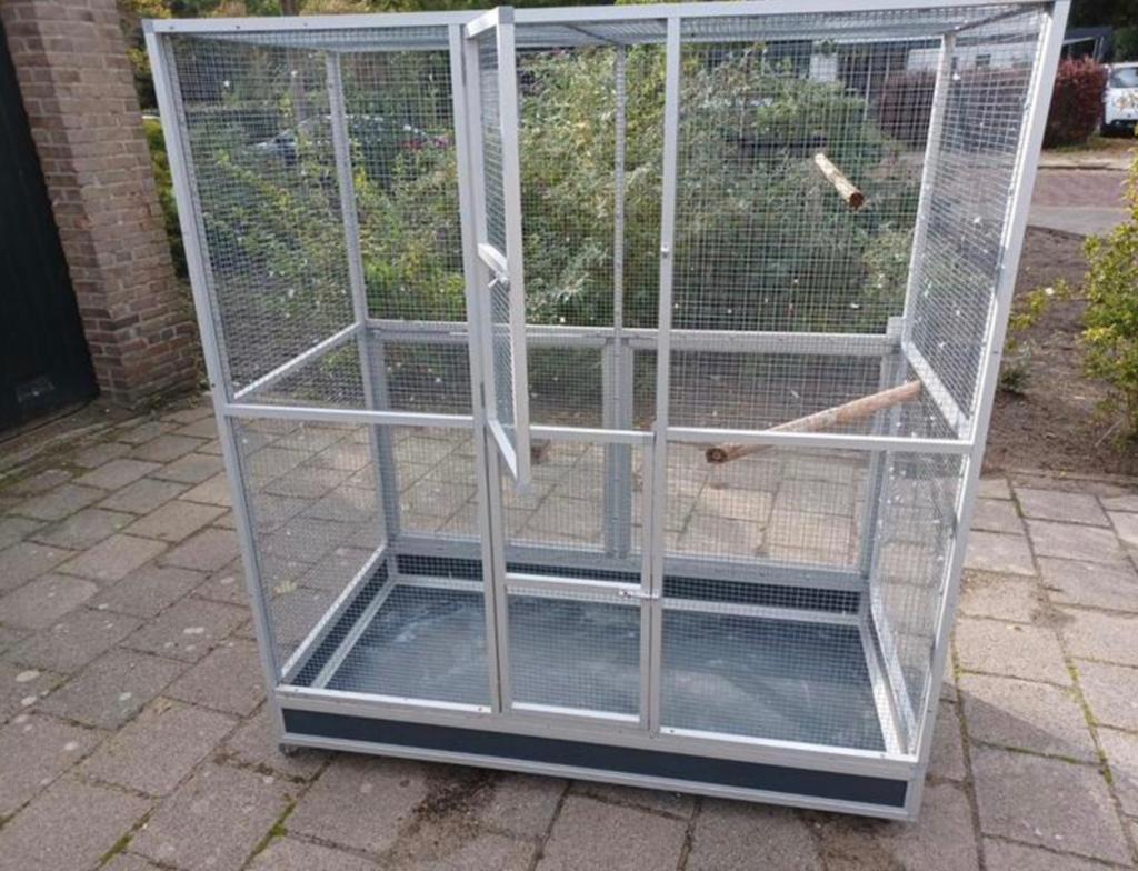 Mooie Alu voliere met plexiglas platen rondom en dak, Ophalen, Gebruikt, Aluminium, Volière