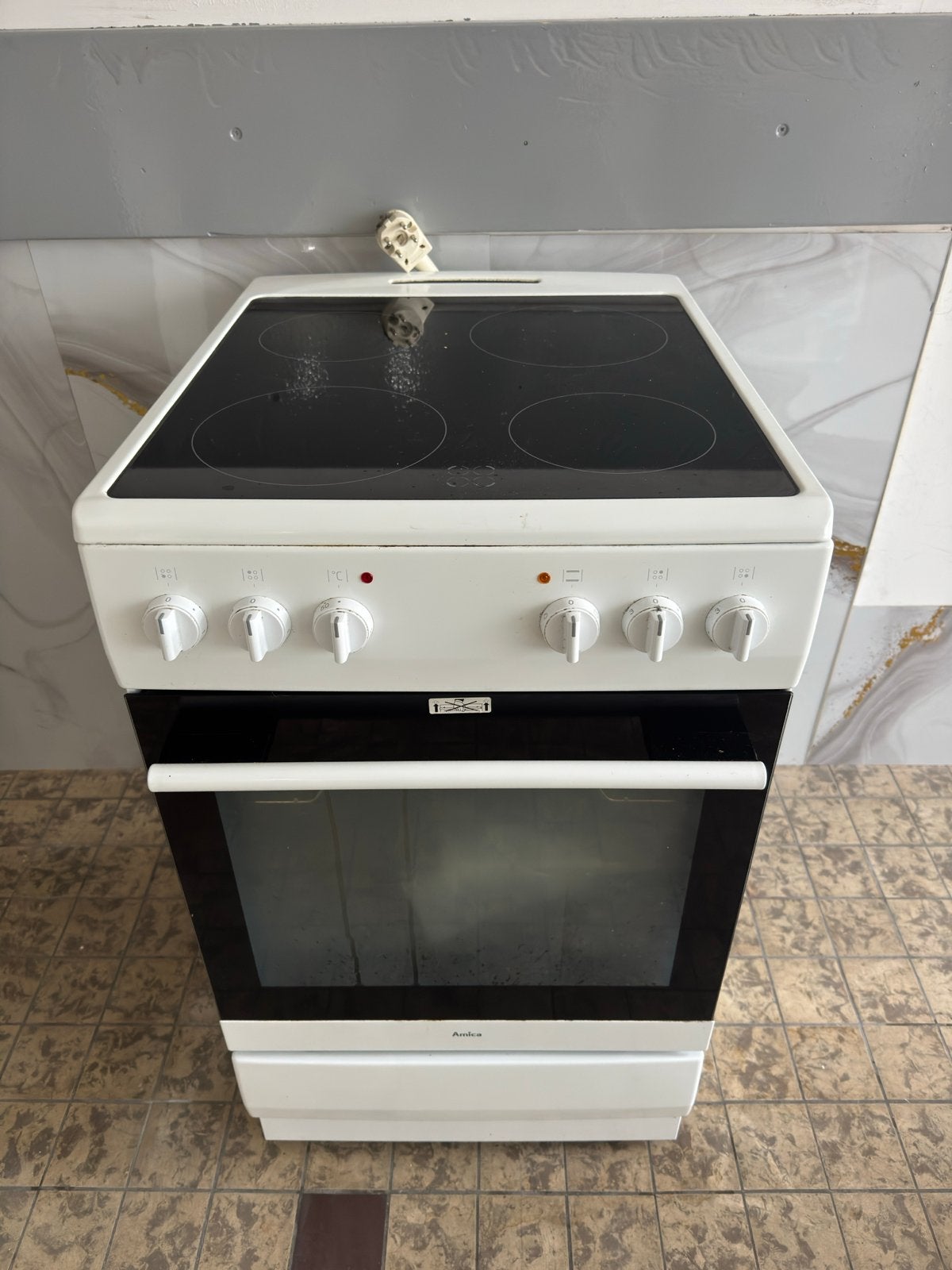 Amica Vrijstaand Keramisch Fornuis met Oven 50 cm Breed, Witgoed en Apparatuur, Ophalen, Gebruikt, Keramisch, 4 kookzones