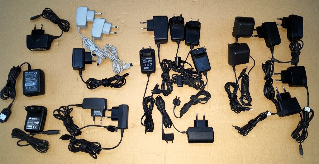 20 Stuks oud model GSM thuisladers en 12 Stuks Auto laders, Gebruikt, Ophalen of Verzenden, Oplaadkabel, USB-A