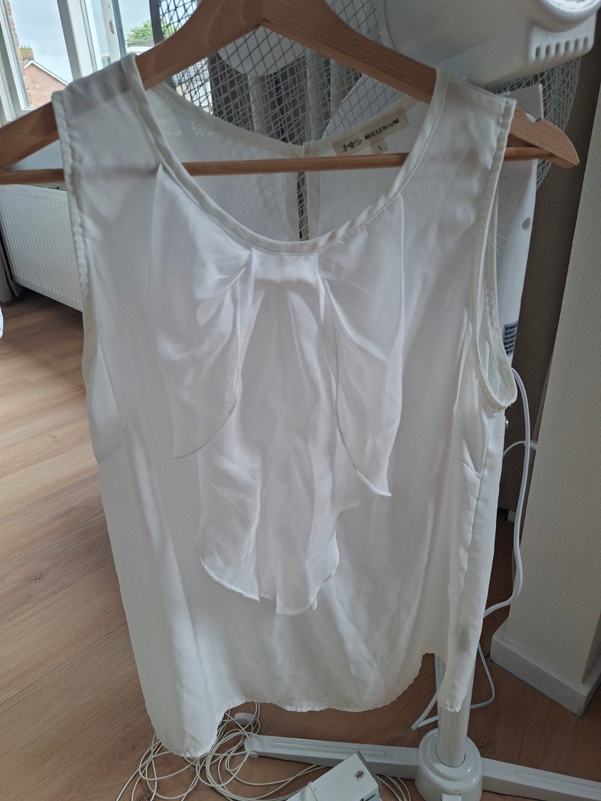 Mooie witte top met strikdetail - Maat L, Wit, Zo goed als nieuw, Zonder mouw, Millenium