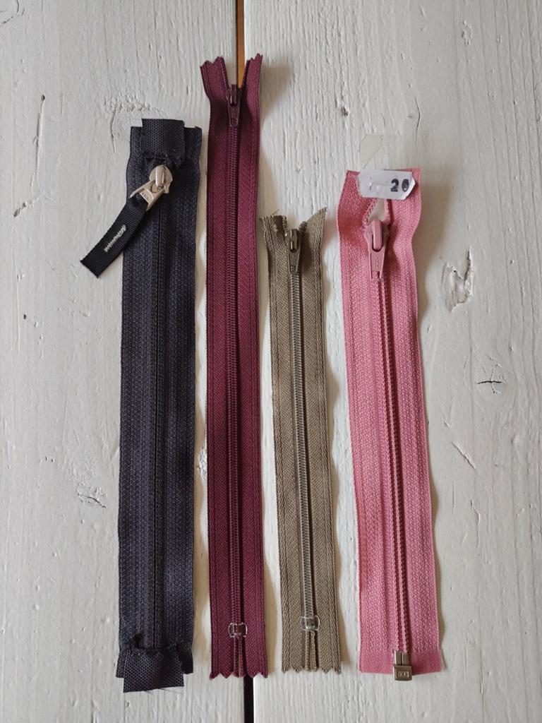 4 Mooie ritsen YKK - roze, bordeauxrood, groen, zwart, Hobby en Vrije tijd, Naaien en Fournituren, Ophalen of Verzenden, Nieuw