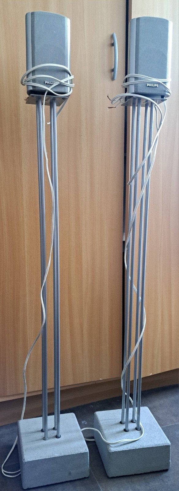 2 Sony grijze hoge luidsprekers op standaard met kabels ., Ophalen of Verzenden, Zo goed als nieuw, Minder dan 60 watt, Sony