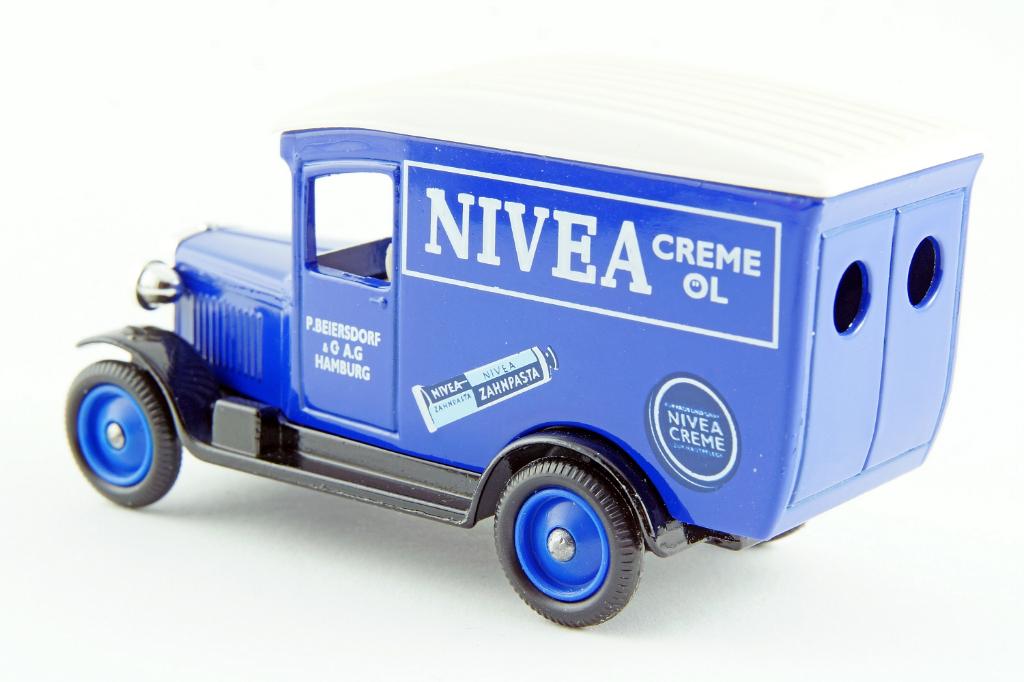 Chevrolet Van 1934 Nivea - Lledo, Days Gone, Hobby en Vrije tijd, Modelauto's | Overige schalen, Ophalen of Verzenden, Bus of Vrachtwagen