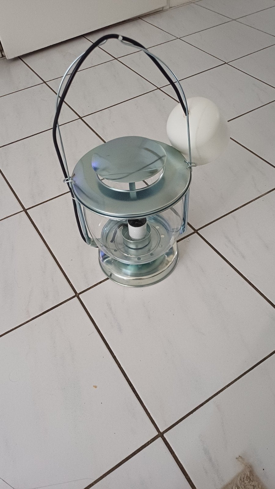 Ikea Morkt lantaarn, Ophalen