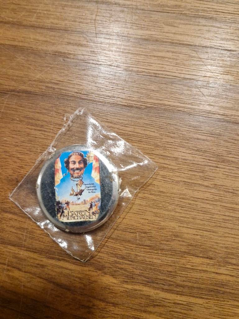 108 Baron Munchausen button, Verzamelen, Speldjes, Pins en Buttons, Ophalen of Verzenden