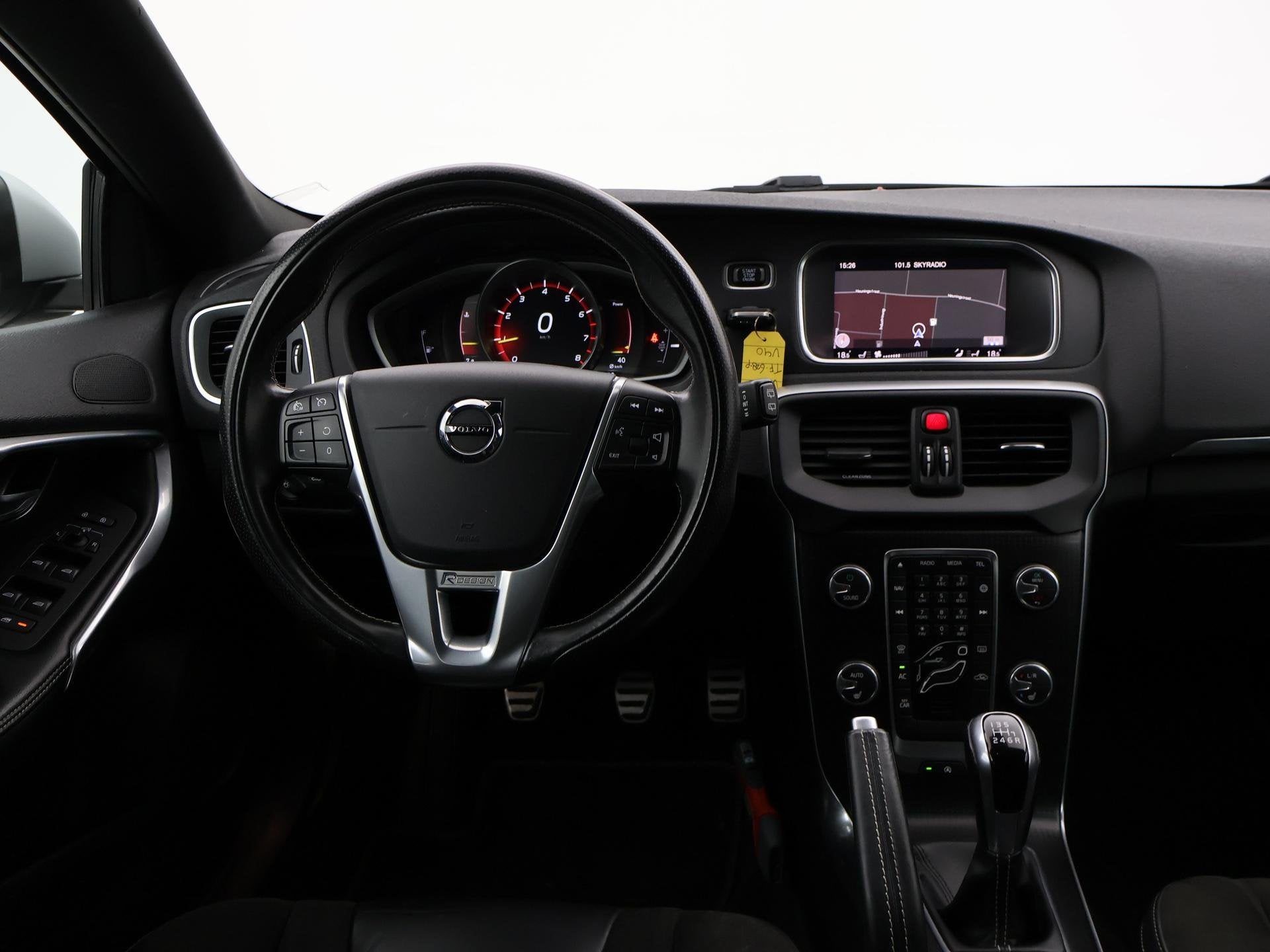 Volvo V40 2.0 T4 190 PK R-DESIGN SPORT + AFN. TREKHAAK | LED, Voorwielaandrijving, Gebruikt, Euro 6, Zwart