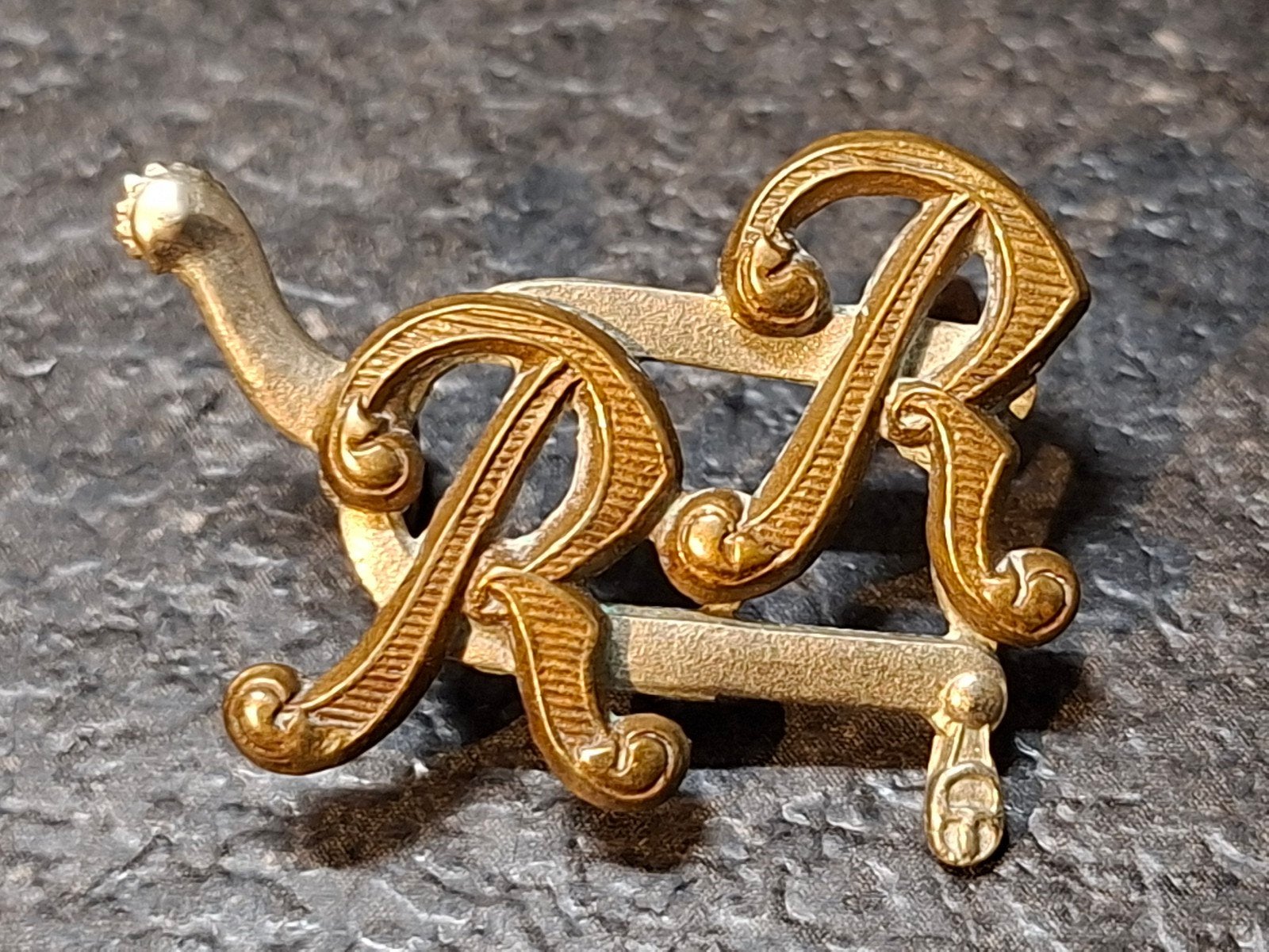 Ww2 rough riders cap badge ( zeldzaam), Verzamelen, Ophalen of Verzenden, Engeland, Embleem of Badge