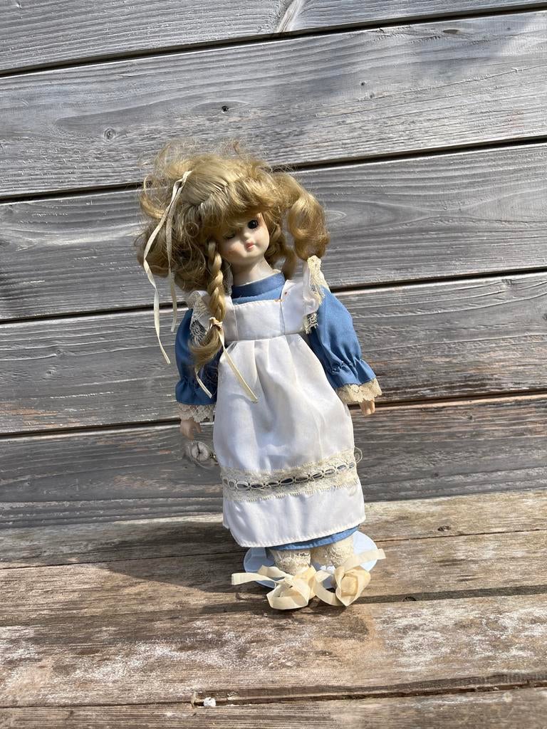 Vintage Porseleinen Pop met Blauwe Jurk en Schort, Ophalen, Gebruikt, Pop