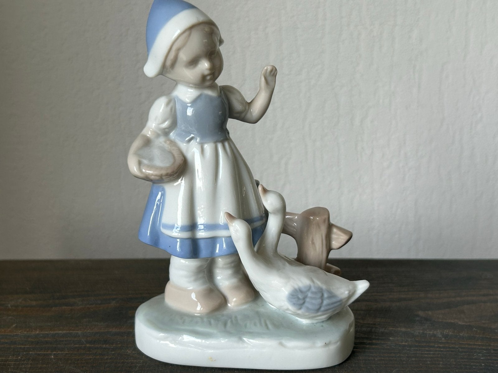 Vintage Porseleinen Beeldje: Meisje met Ganzen, Ophalen of Verzenden, Zo goed als nieuw, Mens