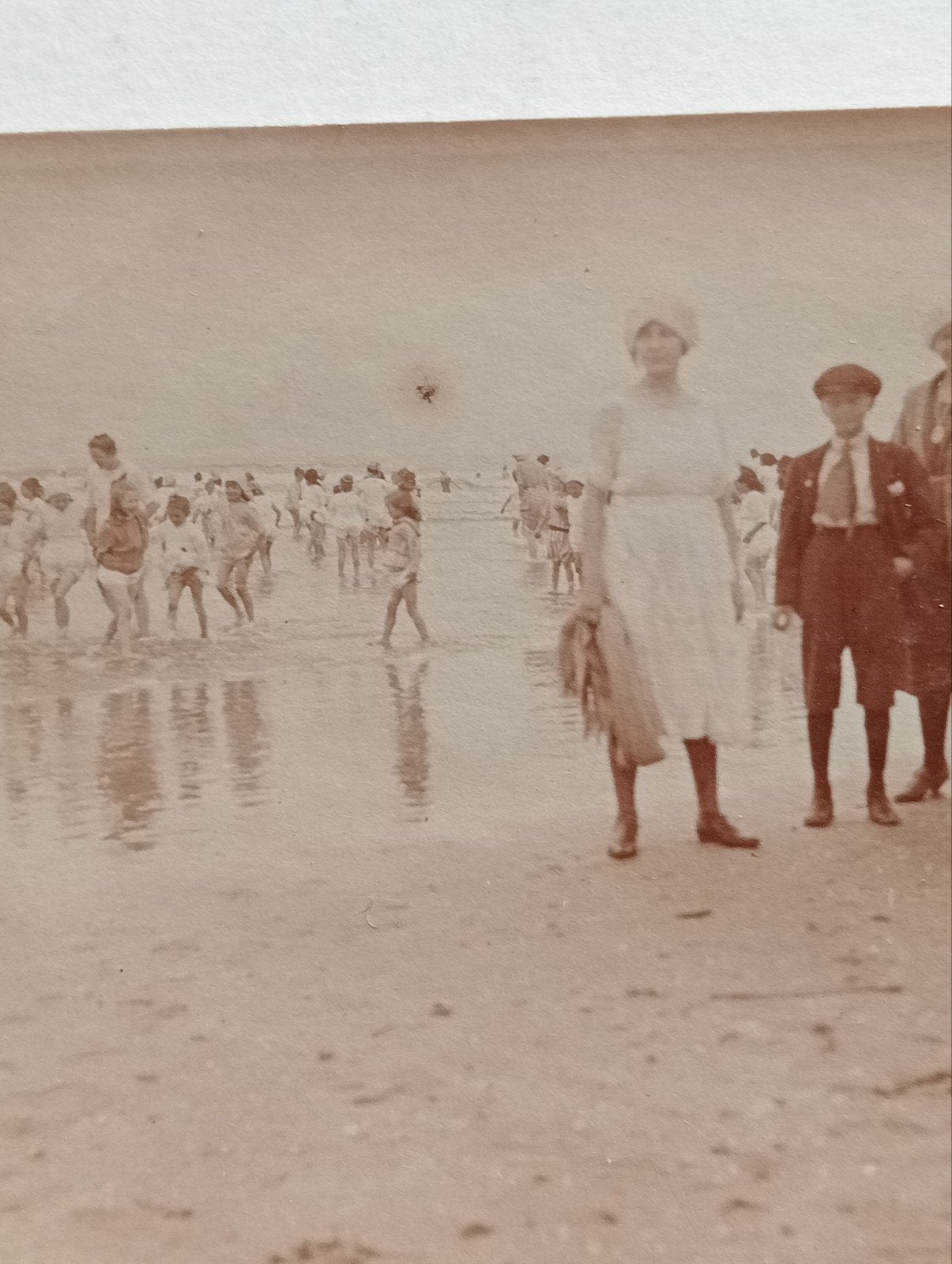 Nette mensen op een strand fotokaart omstreeks 1920, Verzamelen, Ophalen of Verzenden, Voor 1940, Gebruikt
