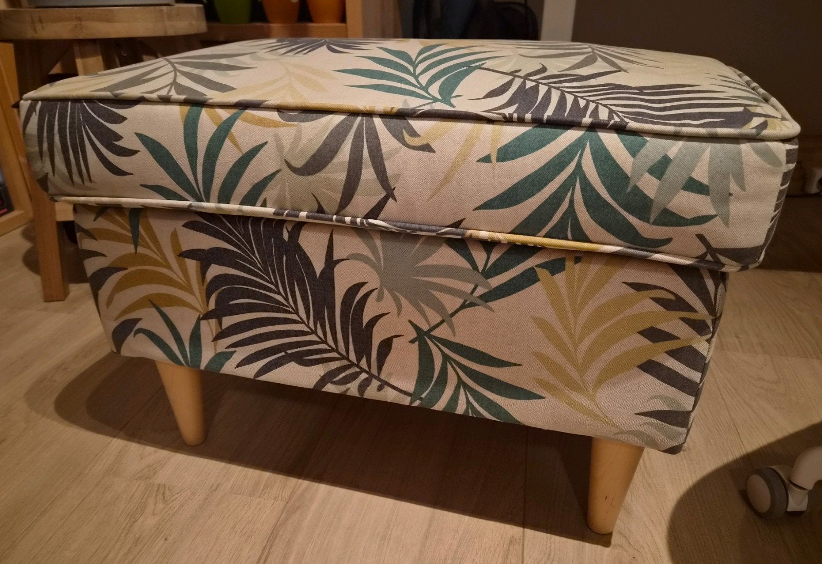 IKEA Strandmon poef/voetenbankje met bladmotief, Ophalen, Minder dan 50 cm, Gebruikt, 50 tot 75 cm
