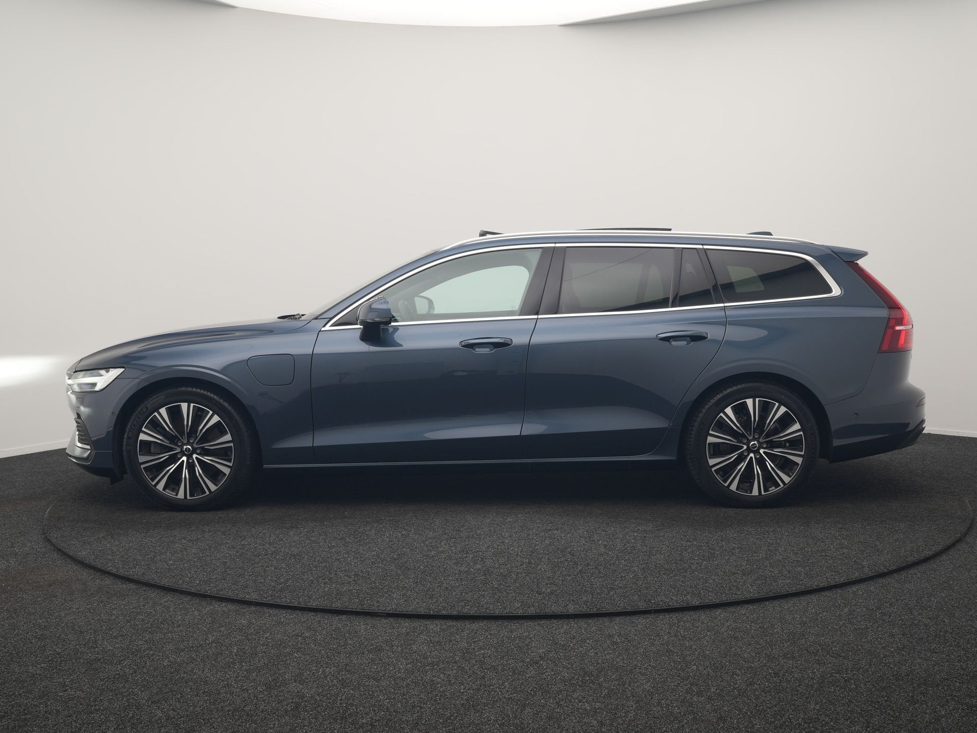 Volvo V60 T6 AWD Plus Bright LONG RANGE PHEV 350pk Dealer O., Automaat, Stof, Gebruikt, 4 cilinders