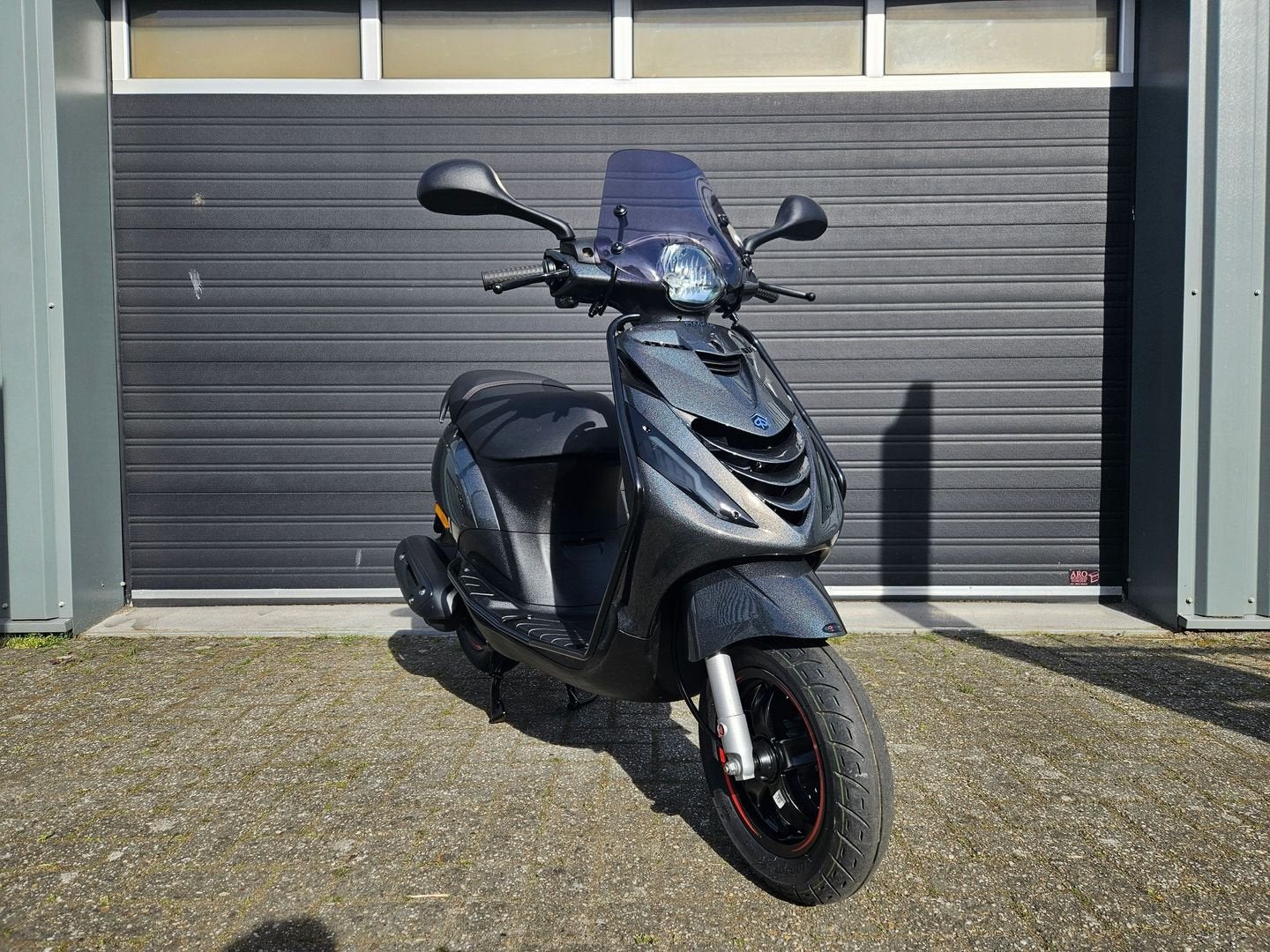 PIAGGIO ZIP 4T E4 BROM 2019 PSYCEDELIC ZWART 2810KM+ OPTIES!