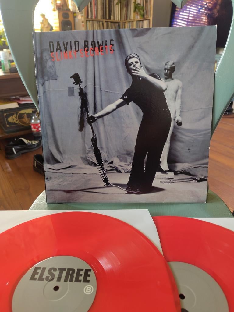 David Bowie - Slinky Secrets (Rode Vinyl), Cd's en Dvd's, Vinyl | Pop, Zo goed als nieuw, Colored vinyl, Dubbel-LP, Limited edition