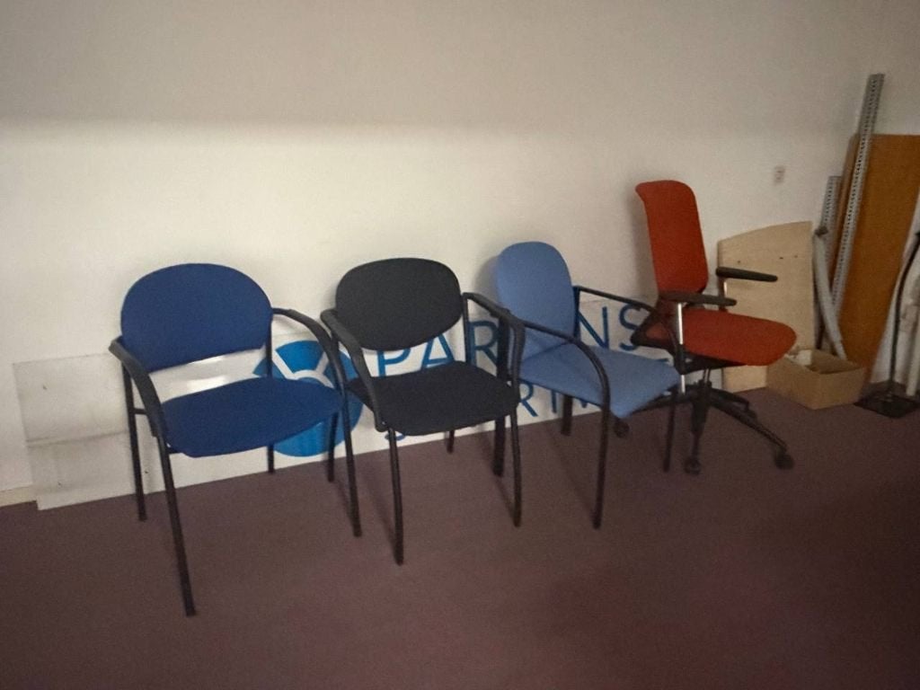 Partij kantoorinrichting – 4 stoelen + kapstok, Huis en Inrichting, Ophalen, Gebruikt, Overige kleuren, Vier