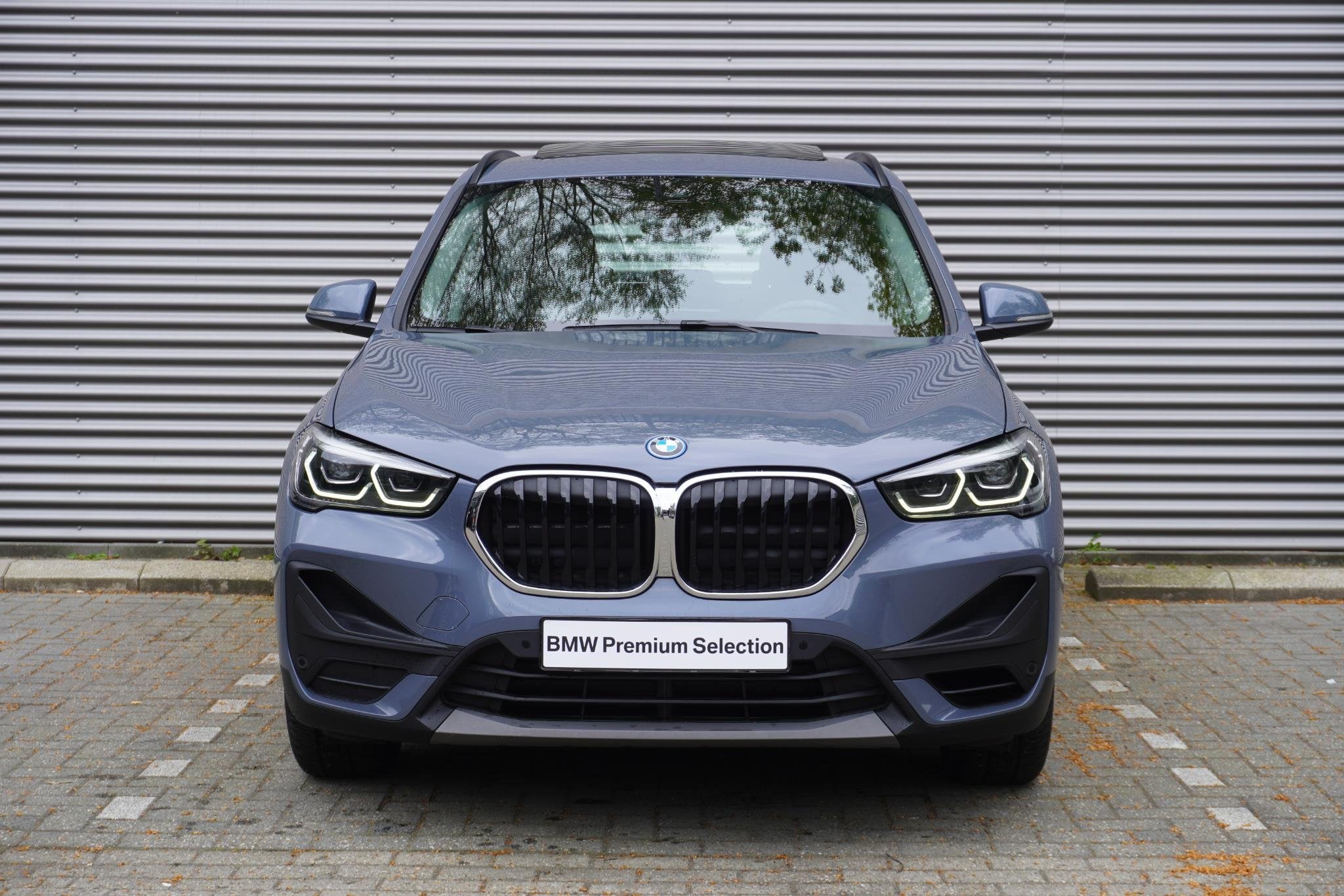 BMW X1 xDrive25e High Executive | Parking Pack | Glazen pano, Auto's, Stof, Gebruikt, Met garantie (alle), Bedrijf