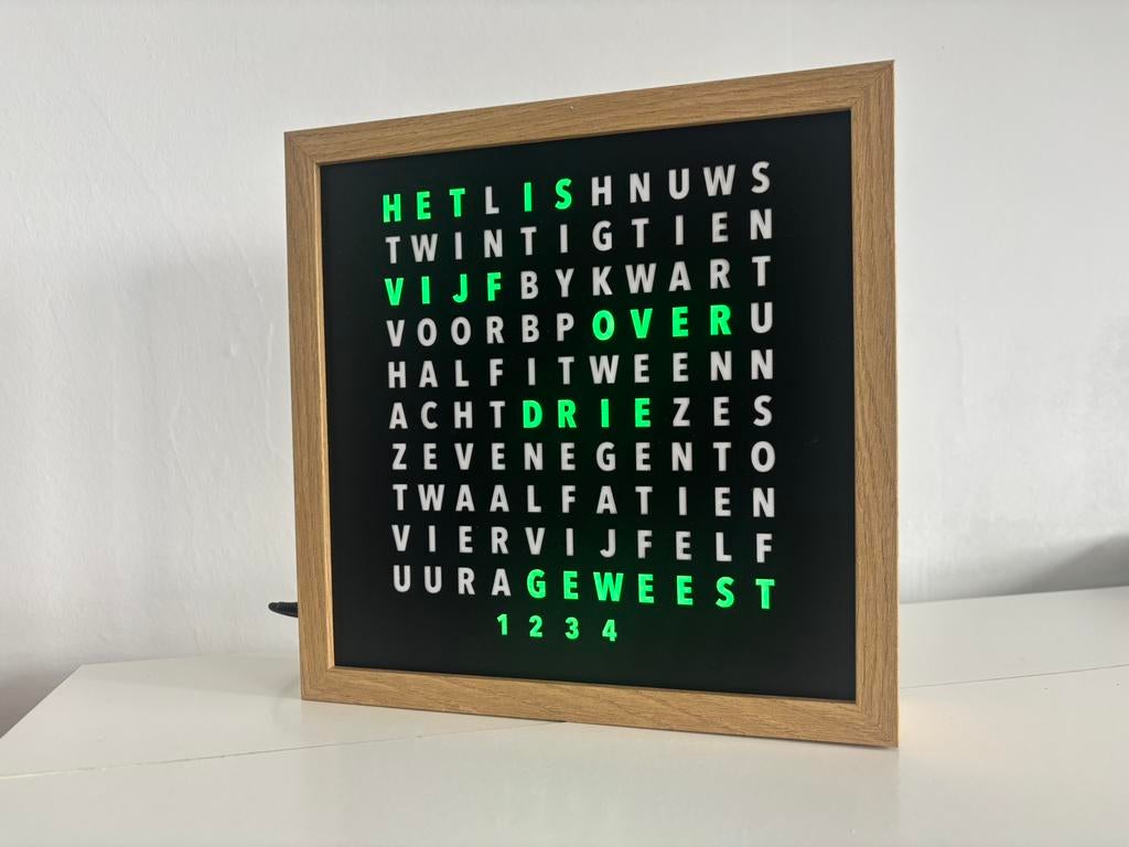Woordklok,  klok met woorden, Huis en Inrichting, Woonaccessoires | Klokken, Ophalen of Verzenden, Nieuw, Digitaal, Overige typen