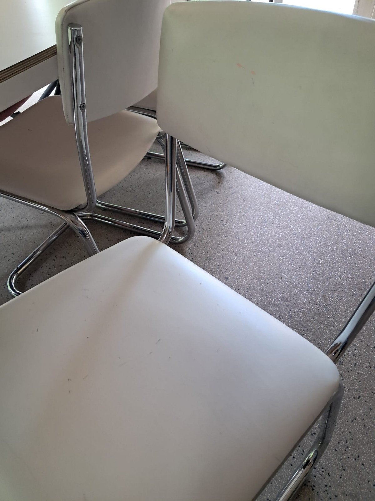Set van 4 buisframe eetkamerstoelen met wit leren bekleding, Huis en Inrichting, Stoelen, Ophalen, Gebruikt, Wit, Vier