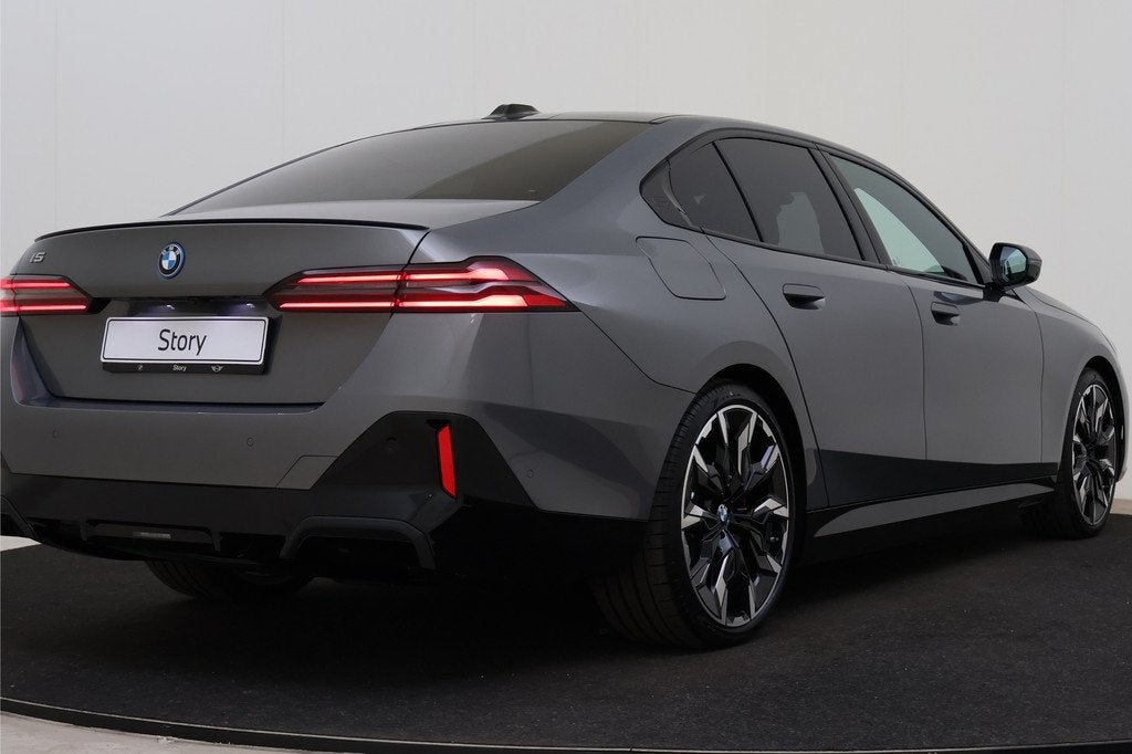 BMW i5 eDrive40 M Sport / Trekhaak / Panoramadak / Comfortst, Auto's, BMW, 2095 kg, Achterwielaandrijving, Zwart, Met garantie (alle)