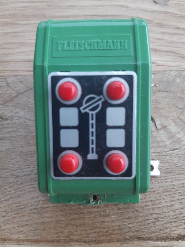 FM 6922-2	Fleischmann Schakelaar voor vier ontkoppelrails, Hobby en Vrije tijd, Gebruikt, Gelijkstroom, Fleischmann, Overige typen