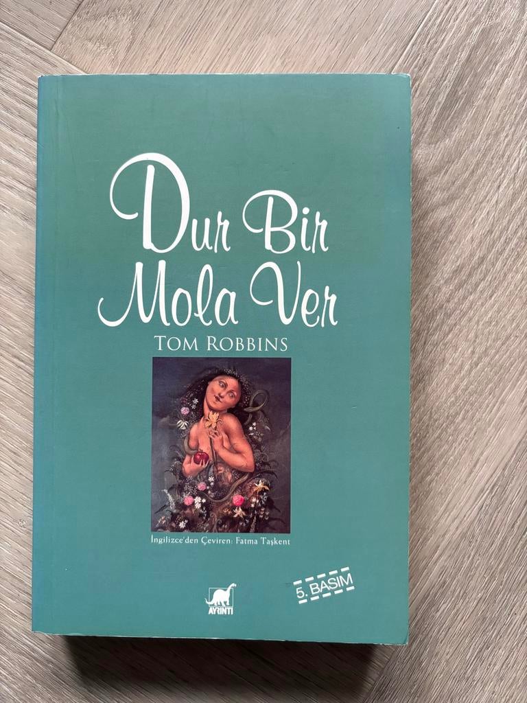Dur Bir Mola Ver - Tom Robbins, Ophalen of Verzenden, Gelezen, Europa overig