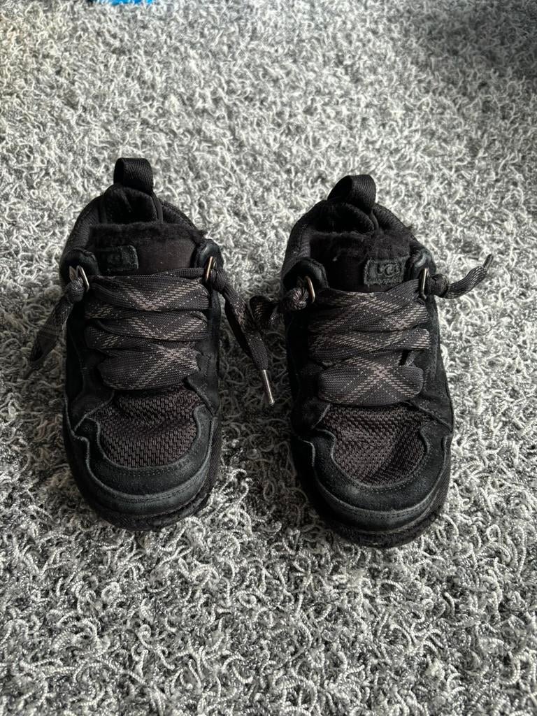 UGG warme gympen maat 32.5, Kinderen en Baby's, Meisje, Sportschoenen, Ophalen of Verzenden, Zo goed als nieuw