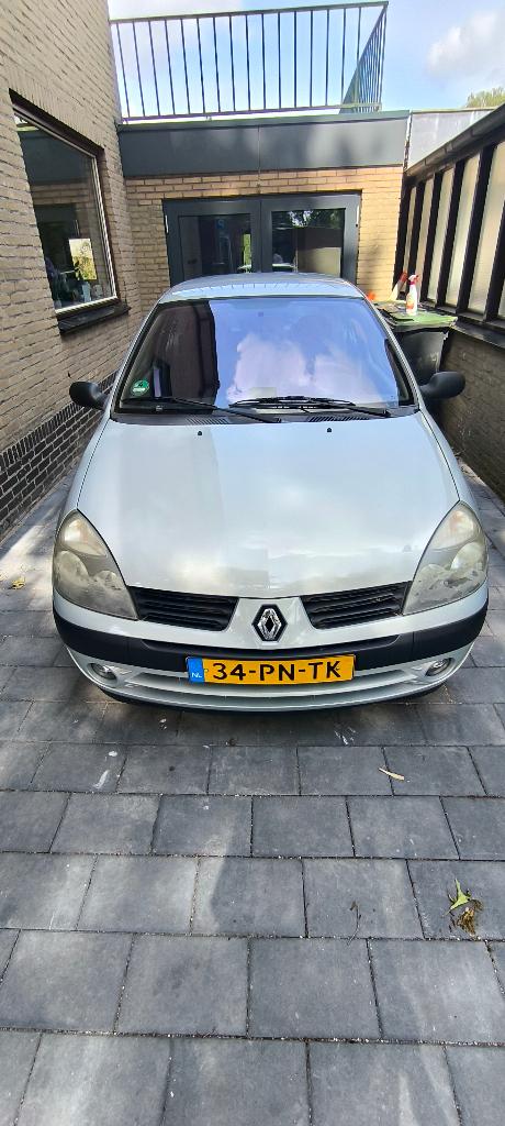 Renault Clio 1.4 16V Autbas E3 2004 Grijs, Auto's, Renault, Voorwielaandrijving, 40 €/maand, Zwart, Handgeschakeld