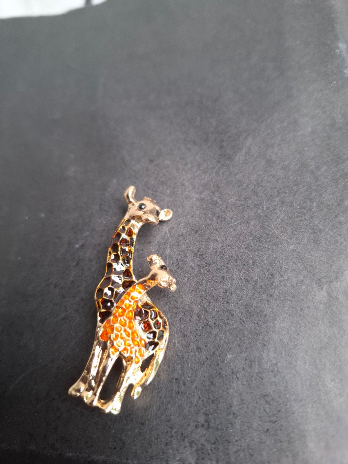 Goudkleurige giraffe broche. Mama en baby, Overige materialen, 4 tot 7 cm, Nieuw, Ophalen of Verzenden