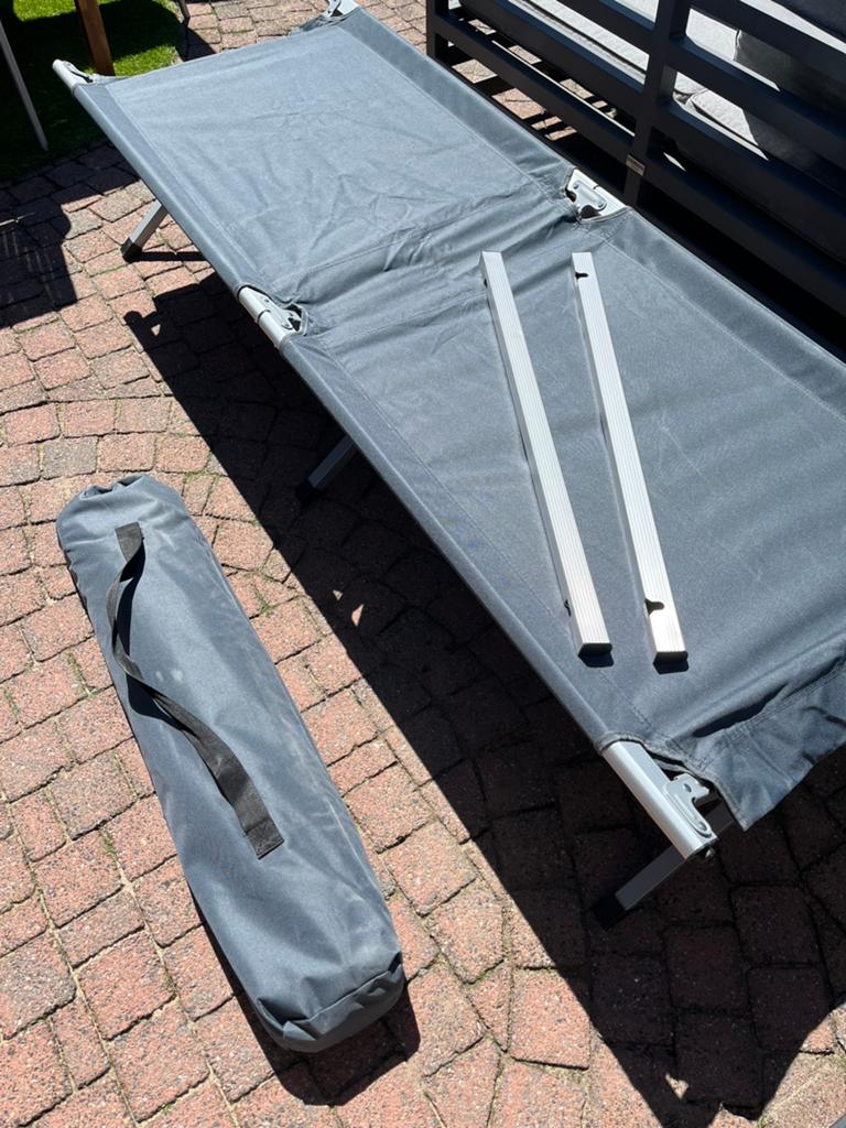 Campingbed opvouwbaar 2 stuks kleur grijs, Ophalen of Verzenden, Zo goed als nieuw