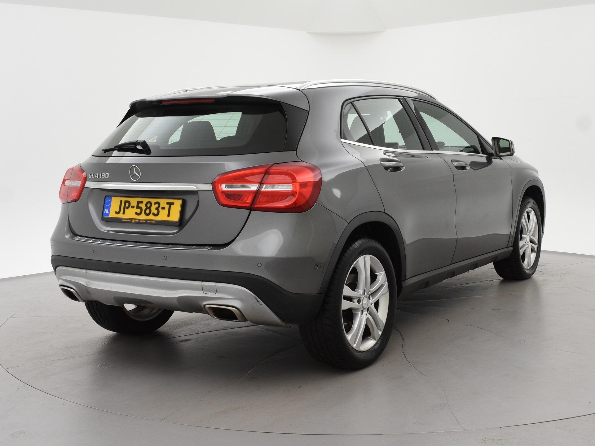 Mercedes-Benz GLA-klasse 180 AUT. AMBITION URBAN + BI-XENON, Gebruikt, 4 cilinders, 715 kg, Leder en Stof