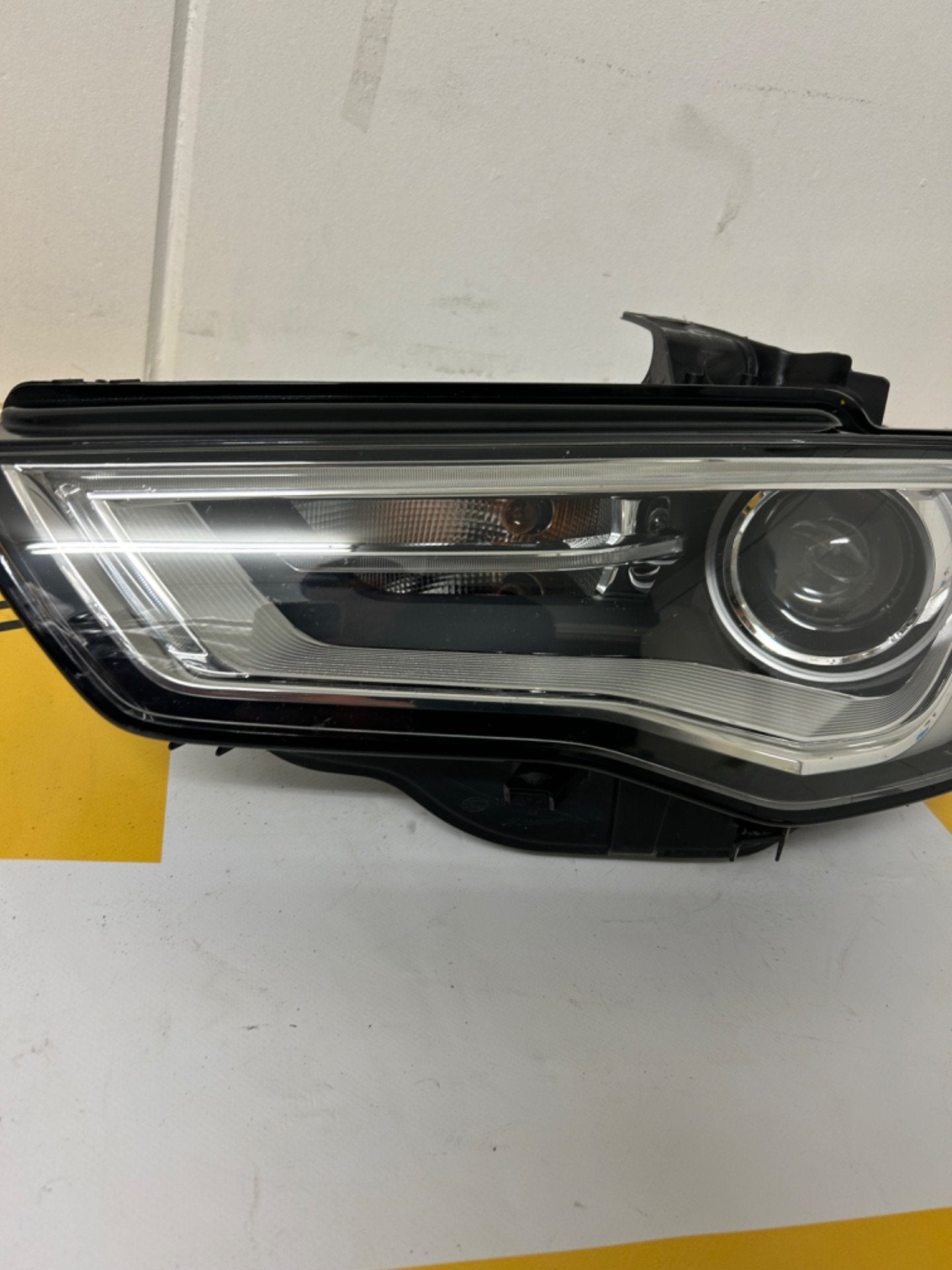 Koplamp Audi A3 8V Bixenon 2012-2016 8VO941005 Linksvoor, Gebruikt, AUDI AG, Auto-Union-Strasse 1
85045  Ingolstadt, DE, Kundenbetreuung@audi.de