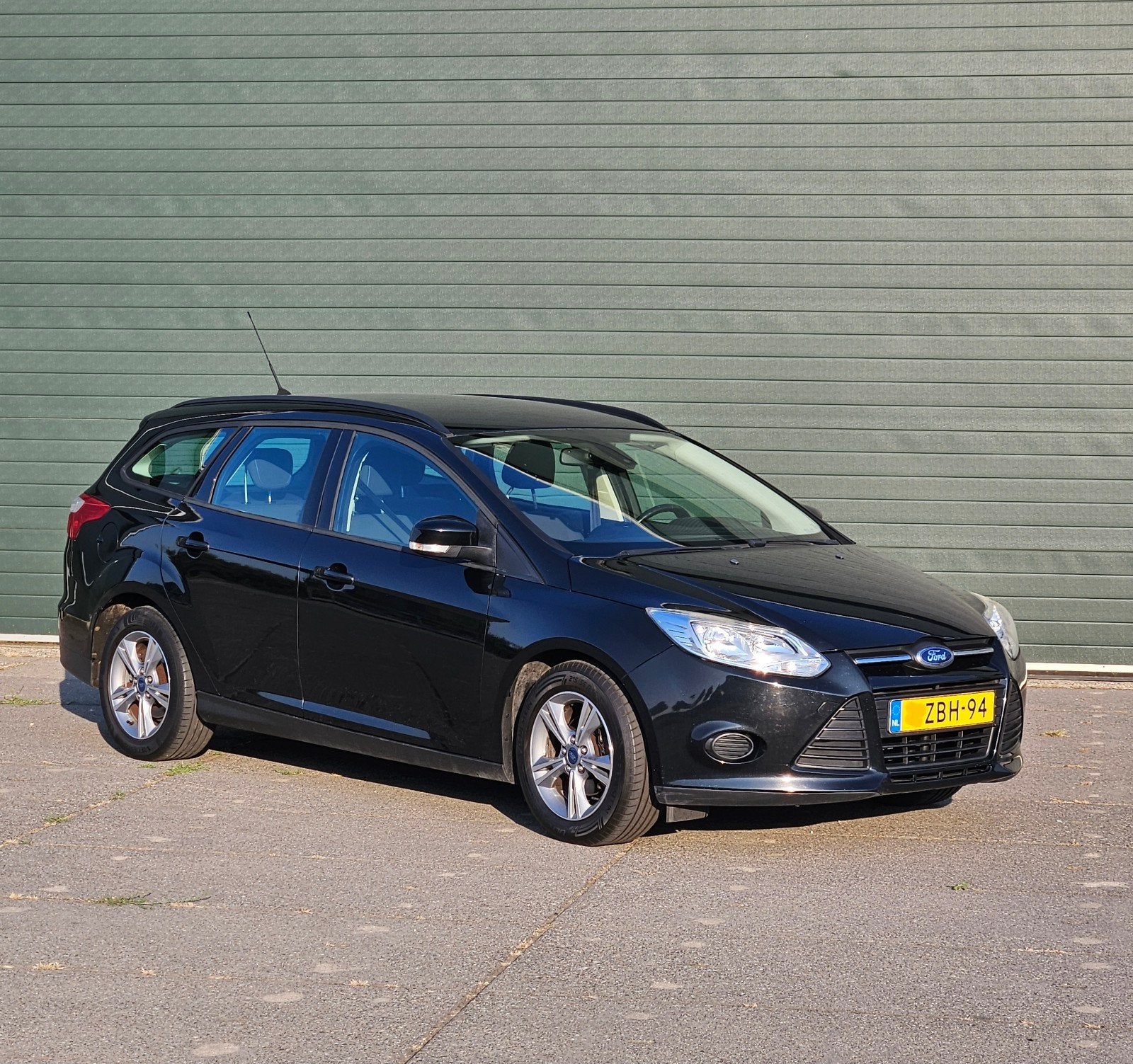 FORD FOCUS WAGON BJ 11-2014, Parkeersensor, Zwart, Handgeschakeld, Grijs