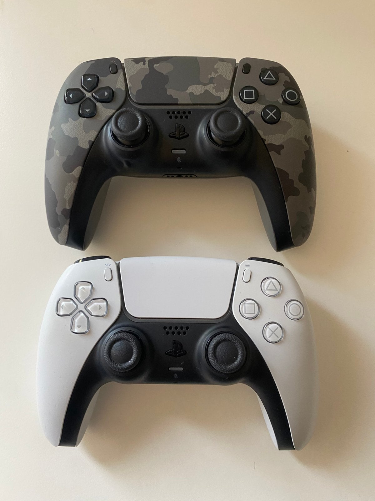 2 dualsense Ps5 controllers met stickdrift, camo + original, Ophalen, Gebruikt